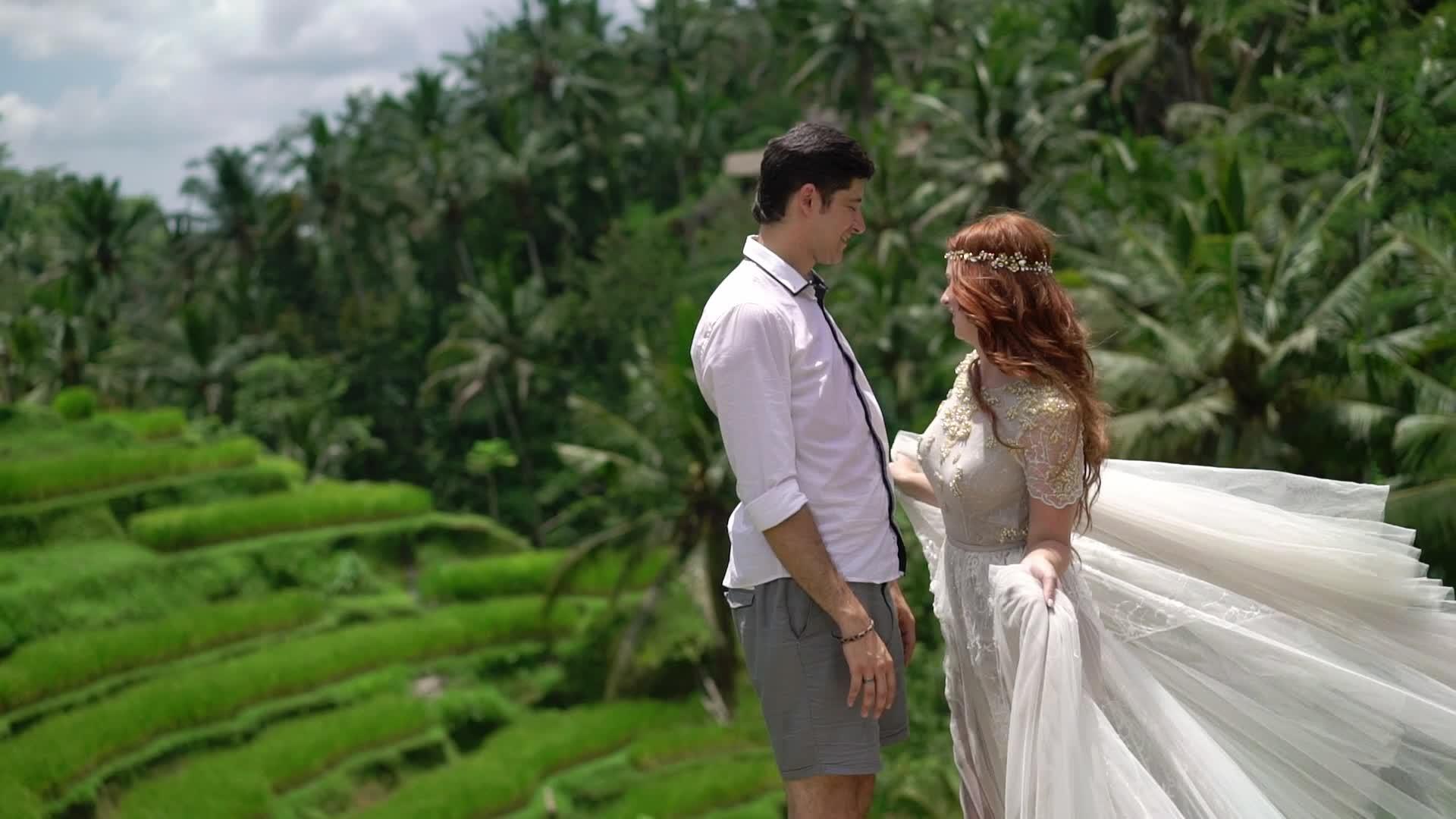 新婚夫妇在Bali米田台摆姿势手牵手拥抱浪漫婚礼视频的预览图