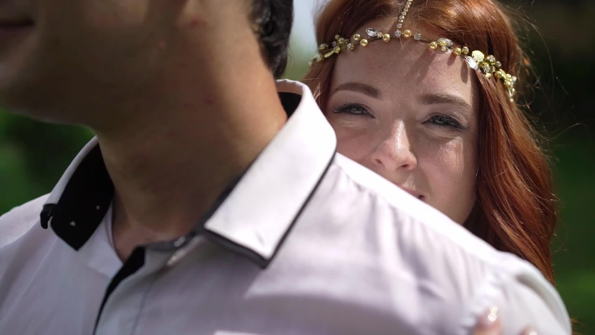 新婚夫妇在Bali站在悬崖附近手拉手拥抱浪漫婚礼视频的预览图