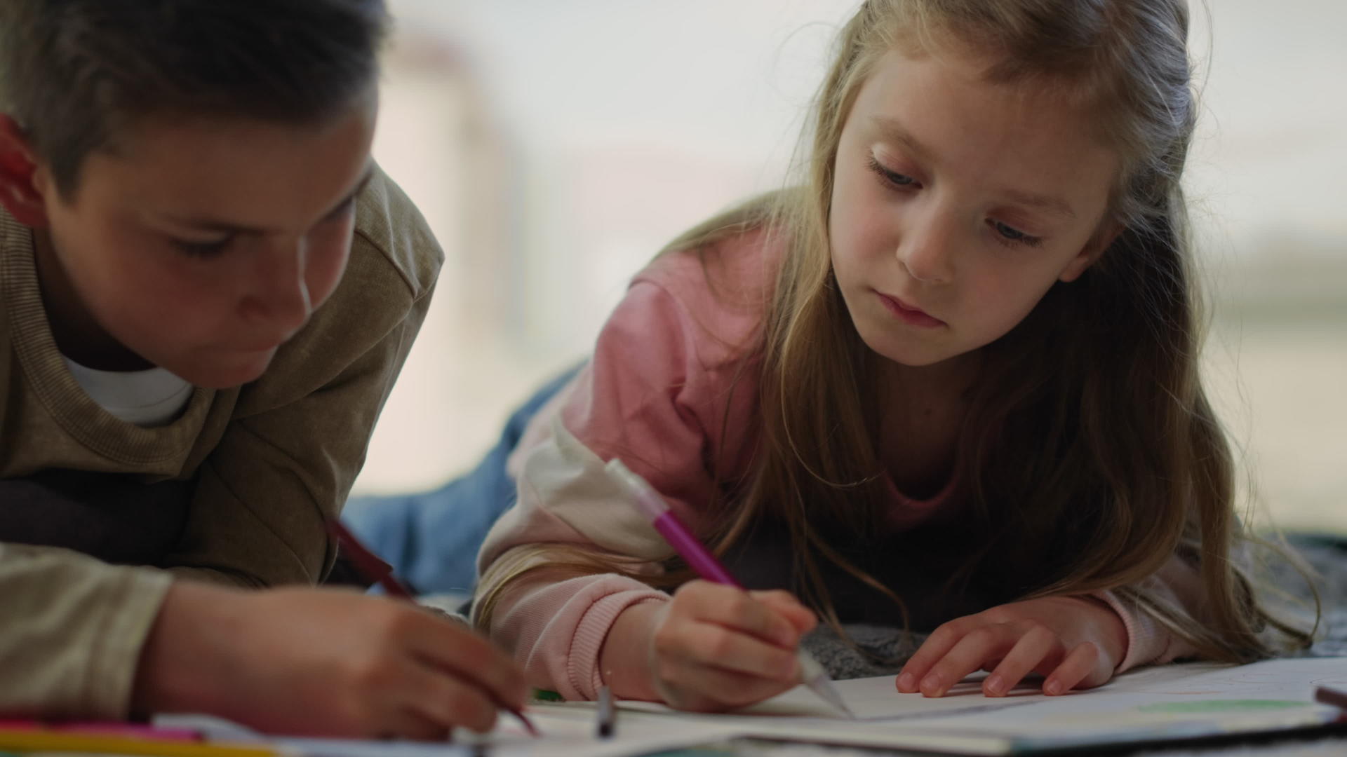 孩子们在家里用彩色铅笔画画兄弟姐妹们在素描本上画画视频的预览图