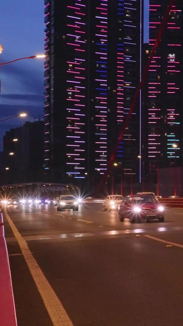 集合第一视角看城市夜景桥梁道路汽车穿梭车流交通素材视频的预览图