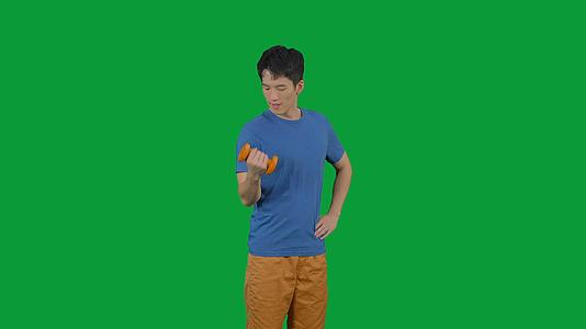 4K绿幕男青年哑铃健身视频的预览图