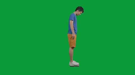 4K绿幕男青年跳绳视频的预览图