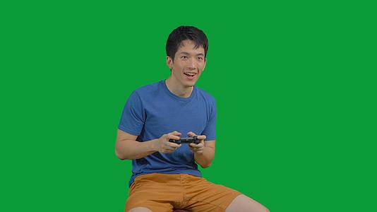 4K绿幕男性打游戏胜利欢呼视频的预览图