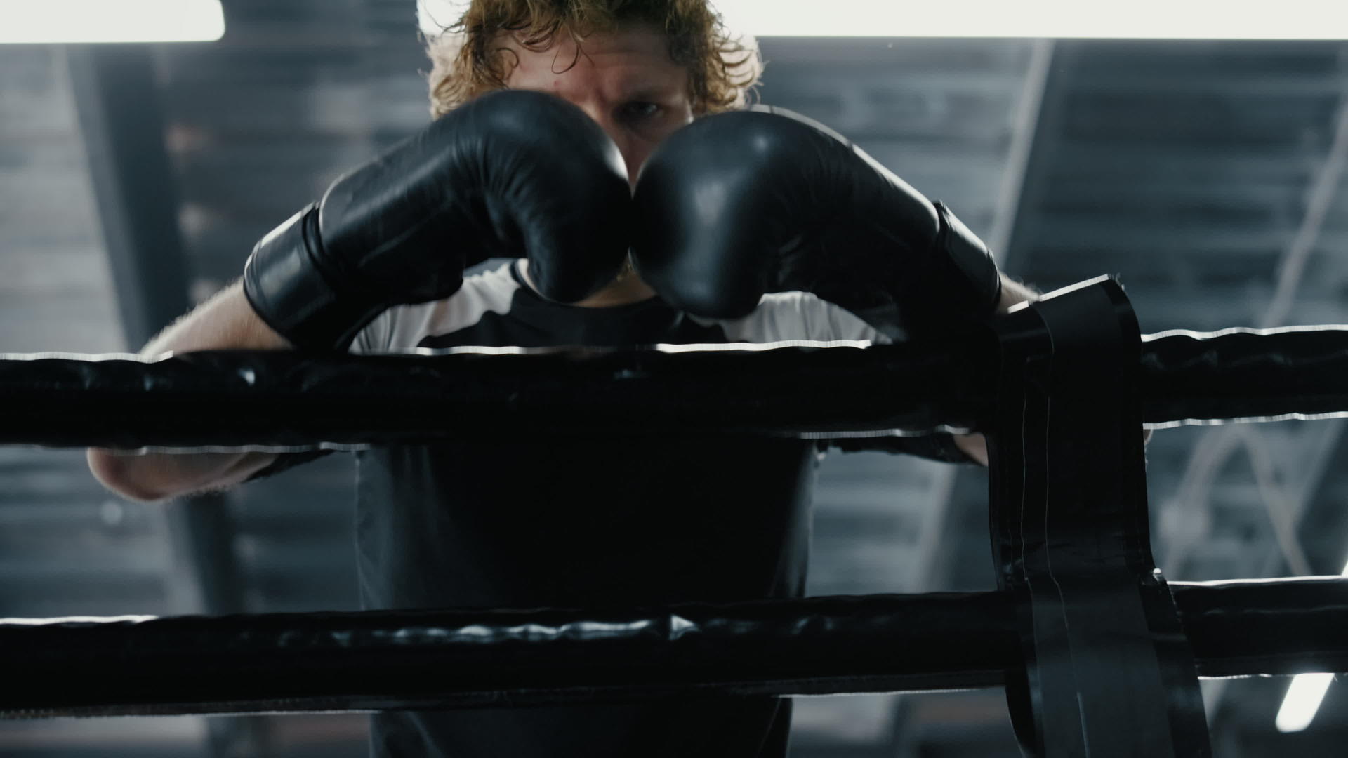 拳击手站在拳击台上拳击手在体育馆打架失败视频的预览图