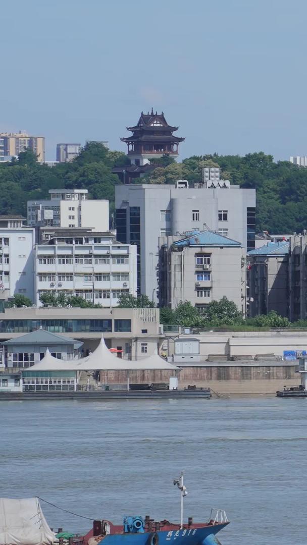 穿梭于武汉黄鹤楼地标旅游江景天际线长江上的货轮素材视频的预览图