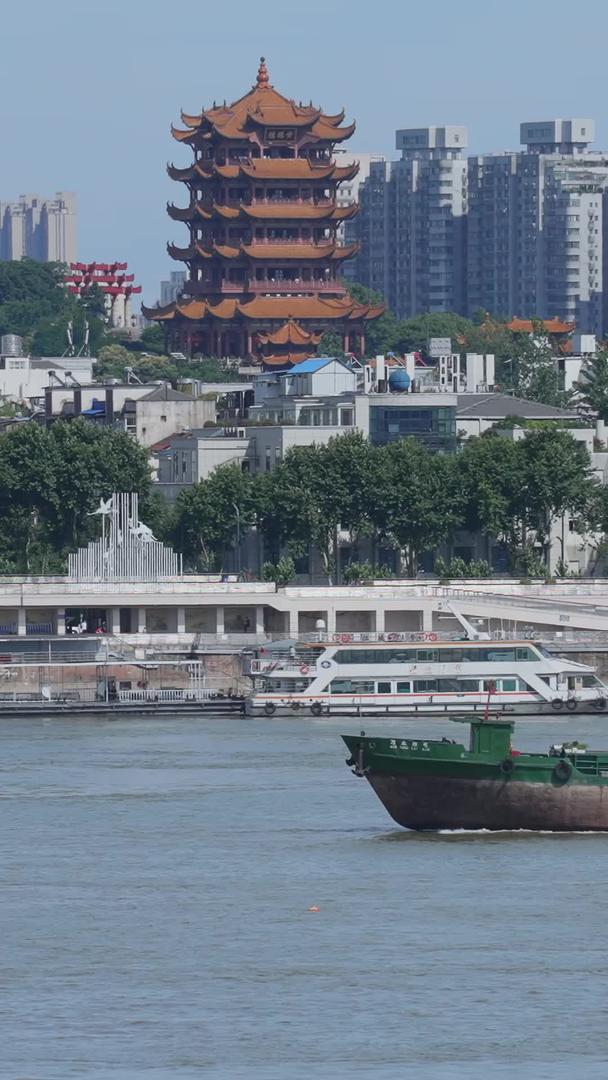 穿梭于武汉黄鹤楼地标旅游江景天际线长江上的货轮素材视频的预览图