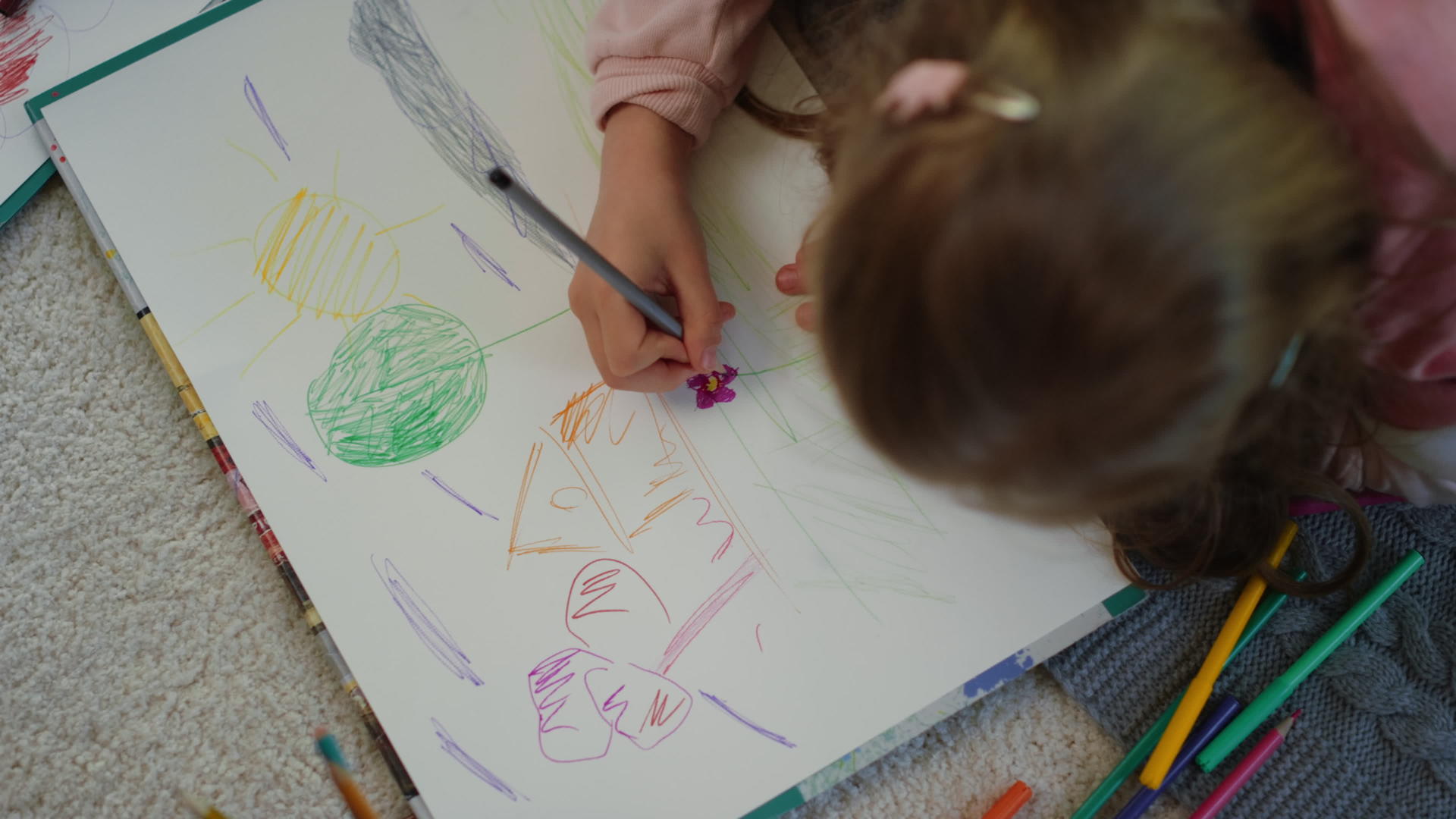 有创意的孩子在家画画视频的预览图