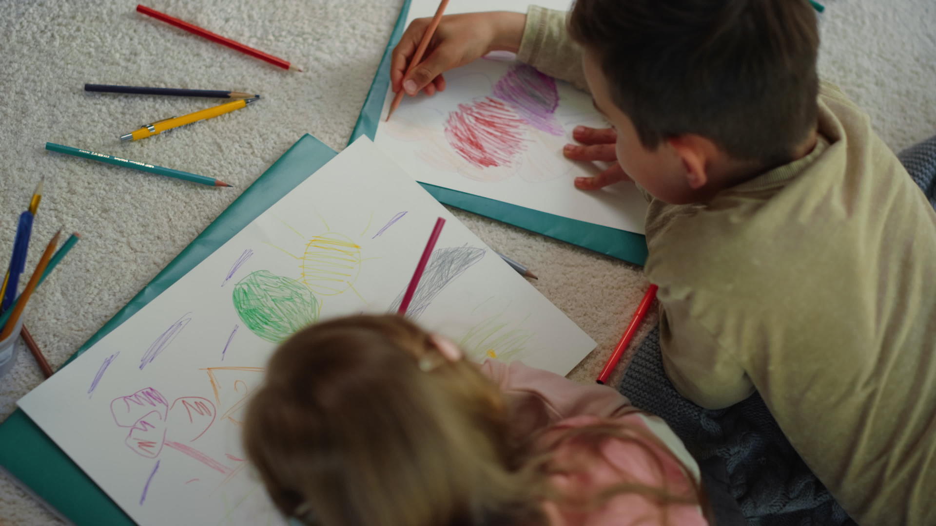 姐姐和哥哥一起画画一起度过快乐的时光视频的预览图