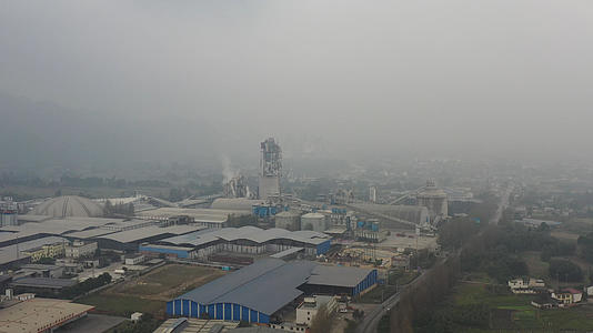 航拍水泥厂的大气污染视频的预览图