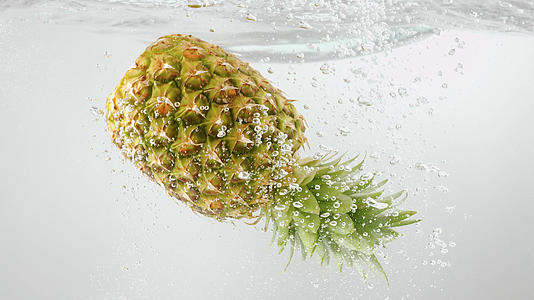 4K新鲜菠萝凤梨落入水中视频的预览图