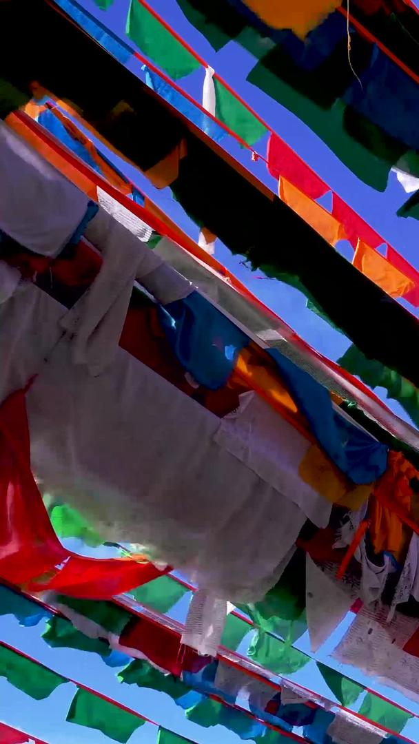 在西藏高原上飘荡的经幡视频的预览图
