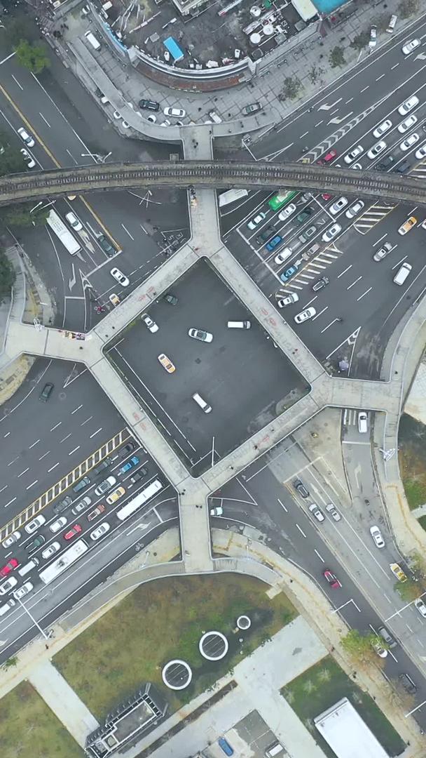 俯视造型奇特的人行天桥和十字路口交通视频的预览图