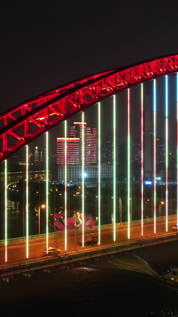 近距离环绕航拍城市桥梁武汉晴川桥道路夜景灯光车流交通素材视频的预览图