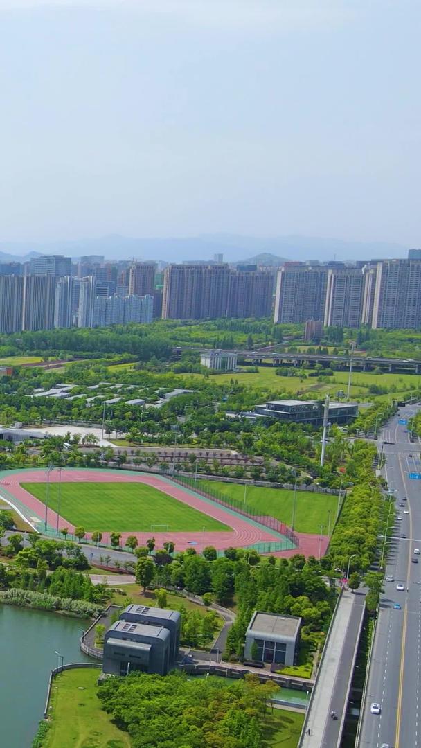 夏季震撼航拍俯瞰杭州亚运会体育馆视频的预览图