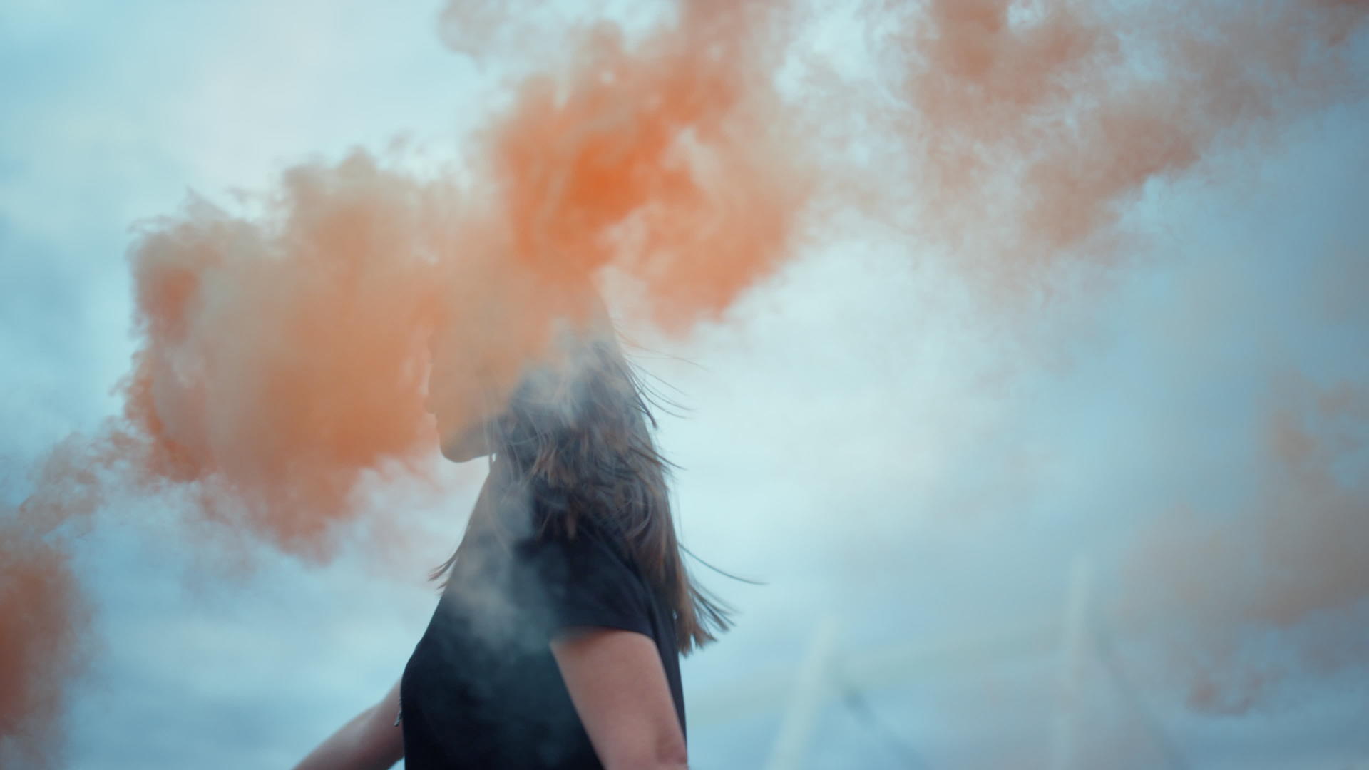 女孩在街上挥舞着烟雾视频的预览图