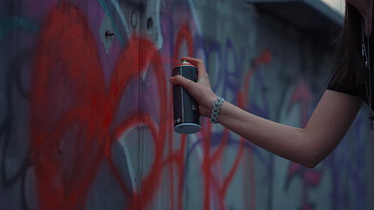 女人和女人在街涂鸦视频的预览图