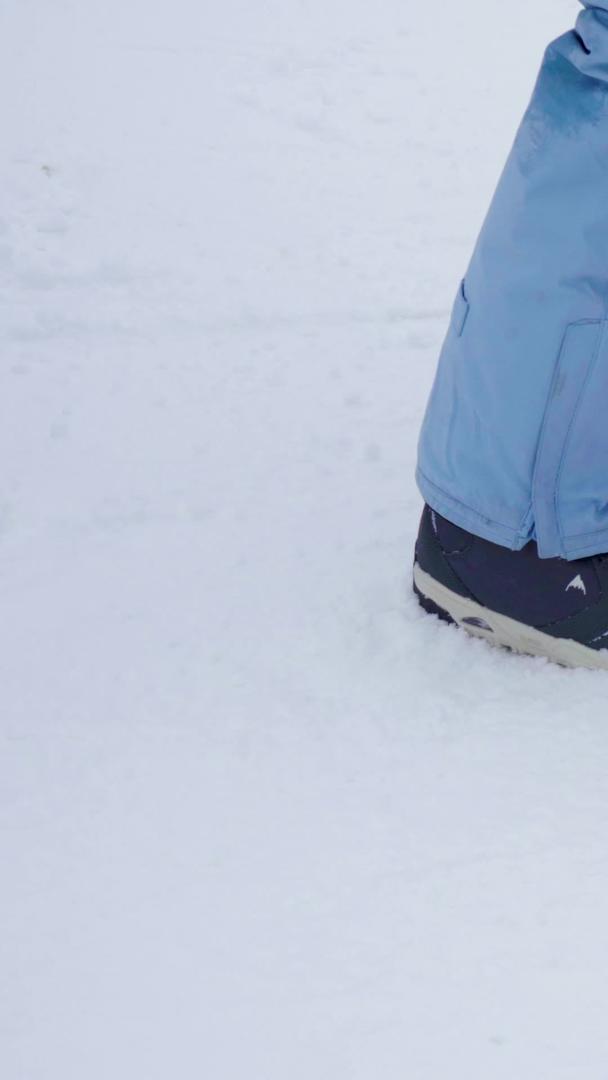 冬季运动穿着滑雪单板运动视频的预览图