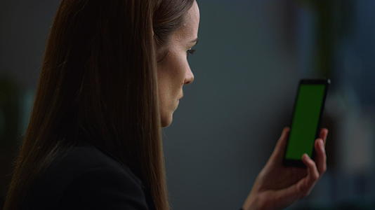商业女性在智能手机上在线调用视频视频的预览图