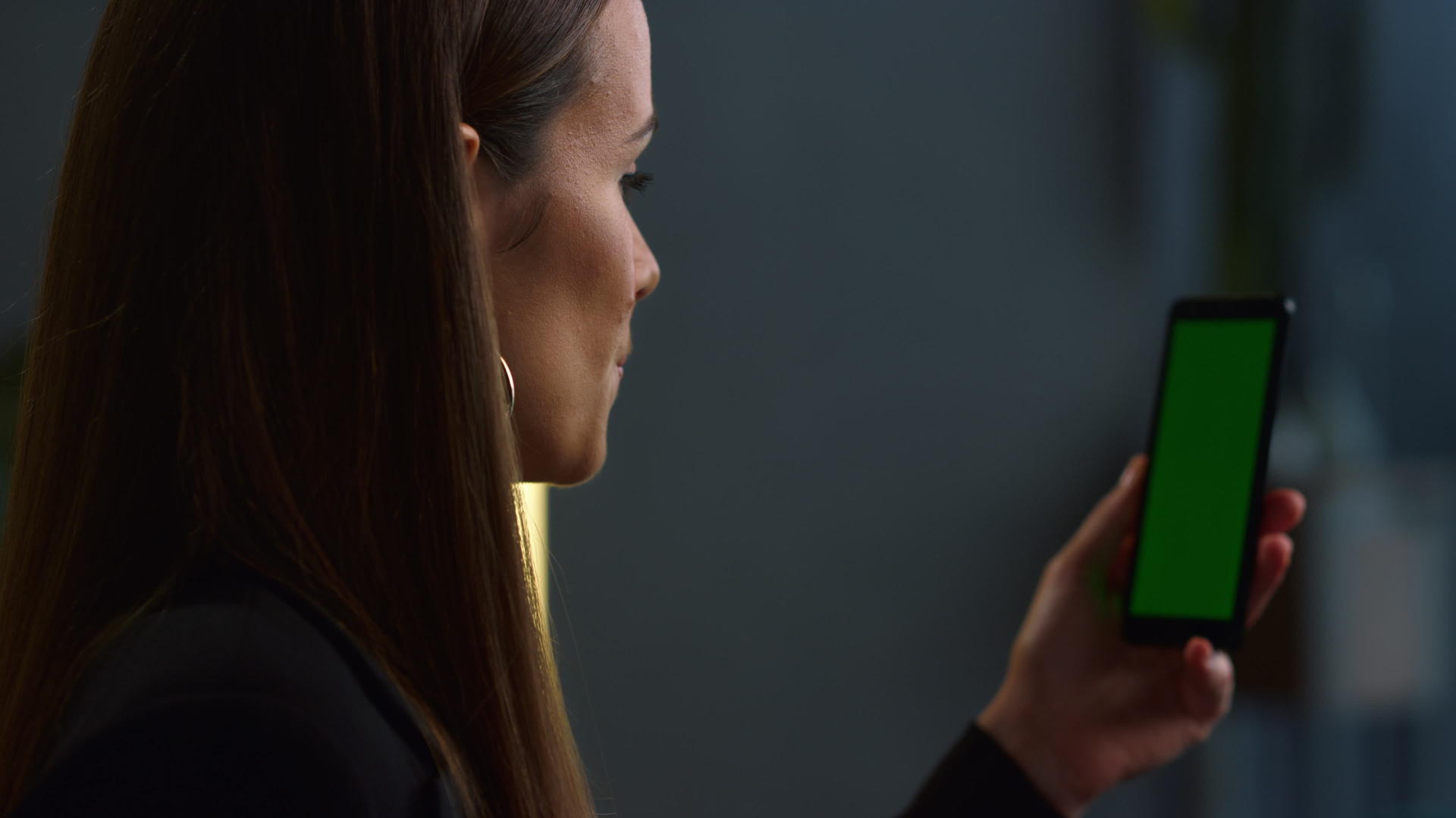 女商人在智能手机上通过电话进行视频聊天视频的预览图