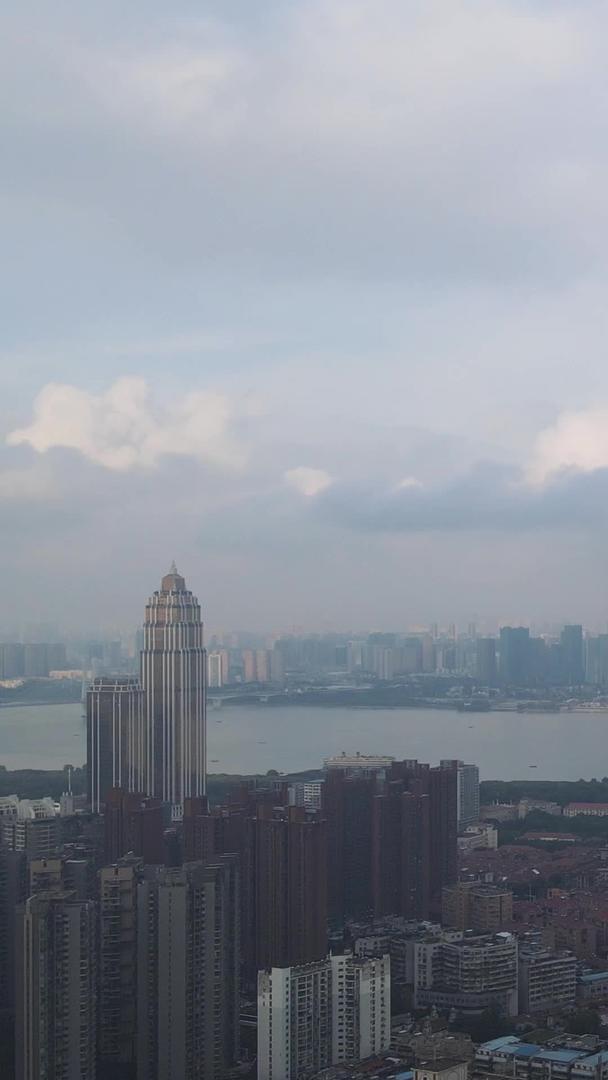 航拍城市风景长江江景建筑天际线地标建筑商务中心城市素材视频的预览图