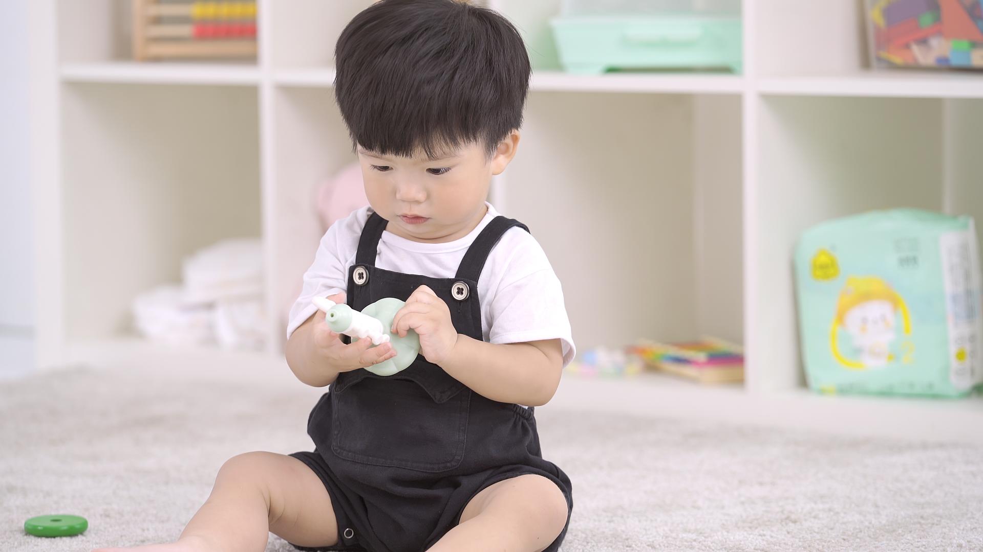 宝宝坐在地毯上玩玩具视频的预览图