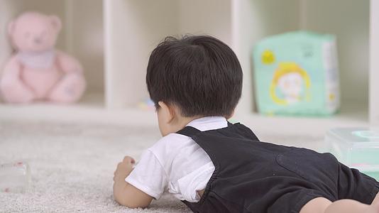 男宝宝趴在地毯上玩玩具视频的预览图