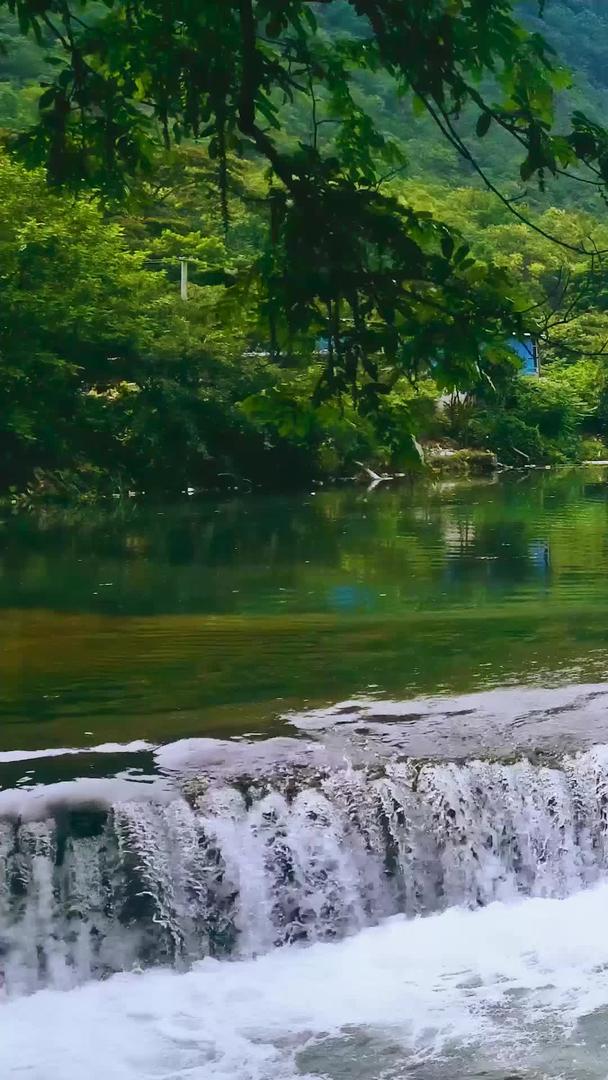 喀斯特地貌溪流瀑布视频的预览图
