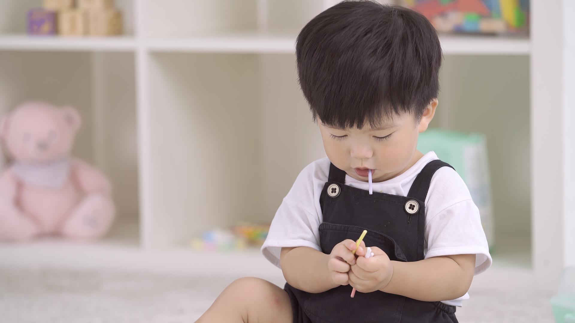 男宝宝吃糖视频的预览图