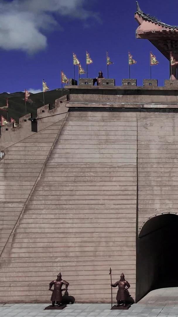 青海鹅堡古建筑及自然风光视频的预览图