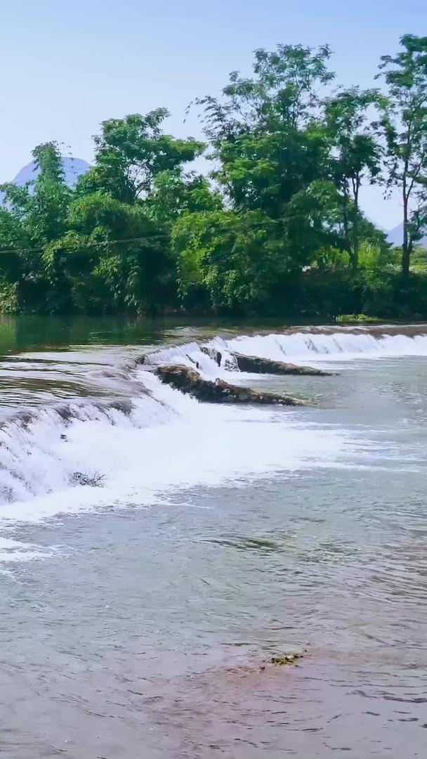 喀斯特地貌溪流瀑布视频的预览图