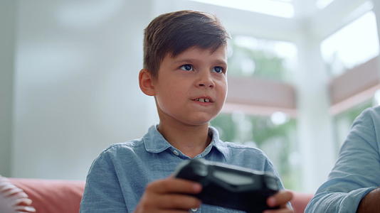 男孩用游戏板玩游戏视频的预览图