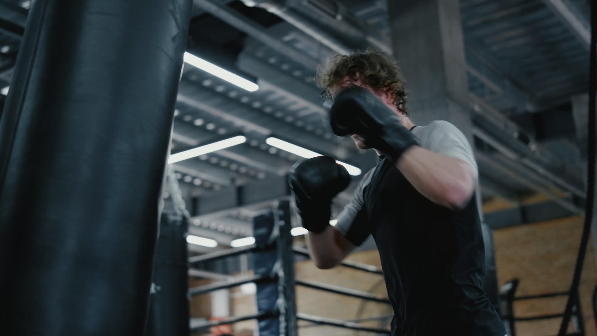 健身中心的拳击手视频的预览图