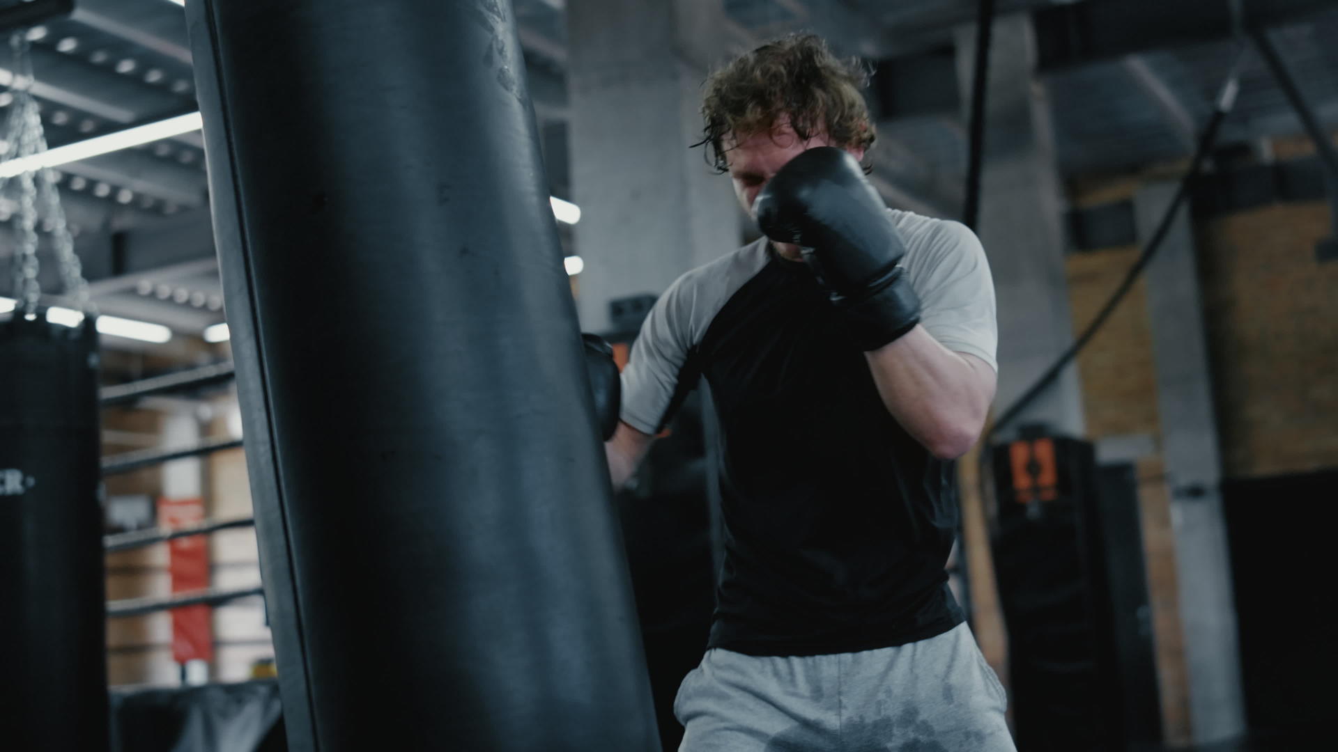 在健身中心进行艰苦的拳击训练视频的预览图