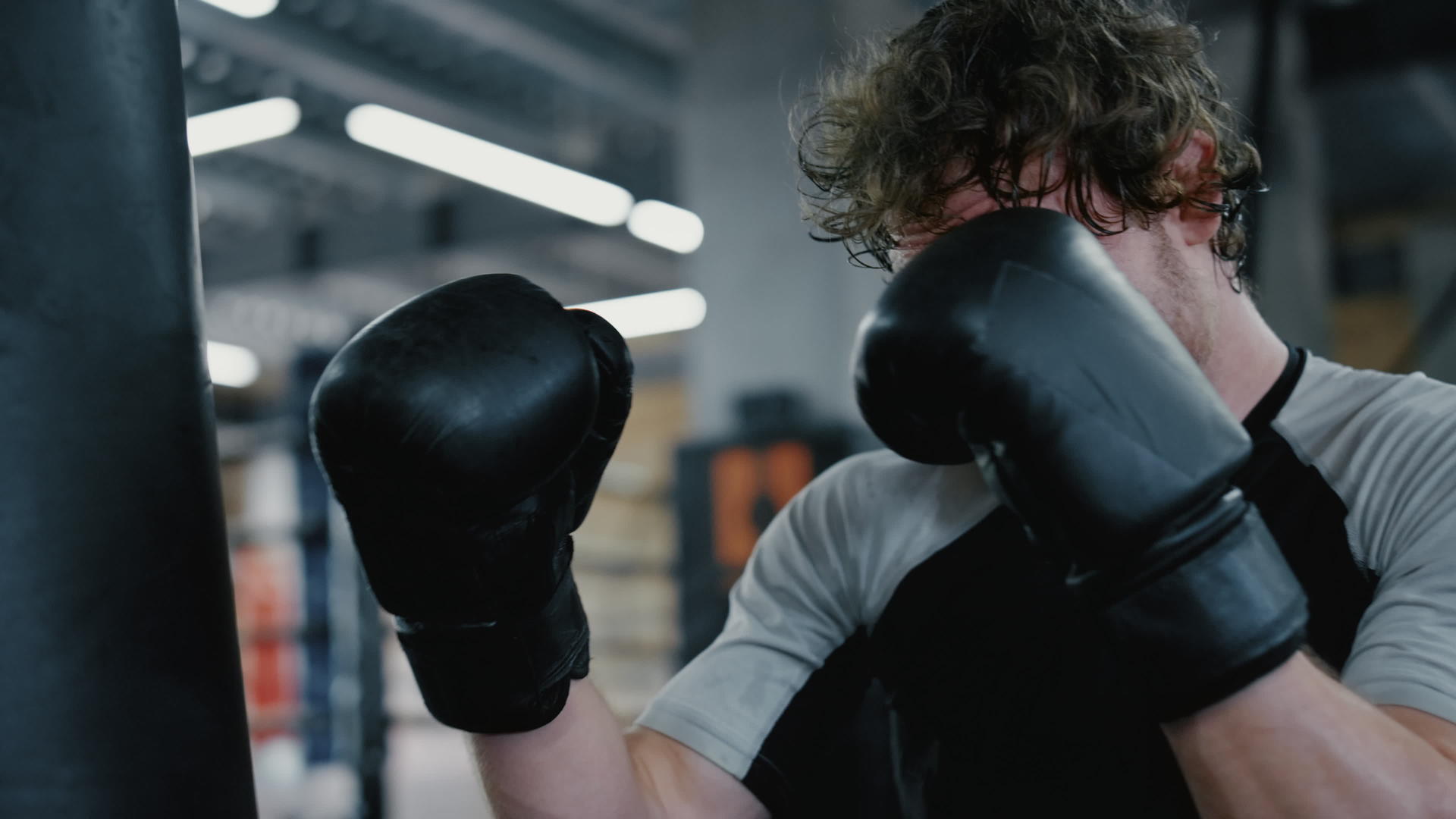 拳击手在健身房打拳击视频的预览图