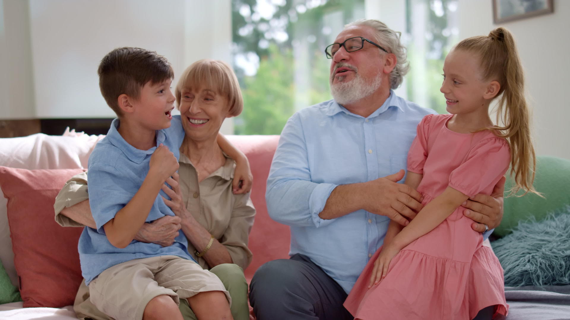 快乐的爷爷奶奶在家和孙子孙女聊天视频的预览图