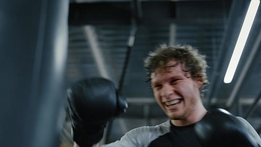 好斗的拳击手在健身中心打拳击袋视频的预览图