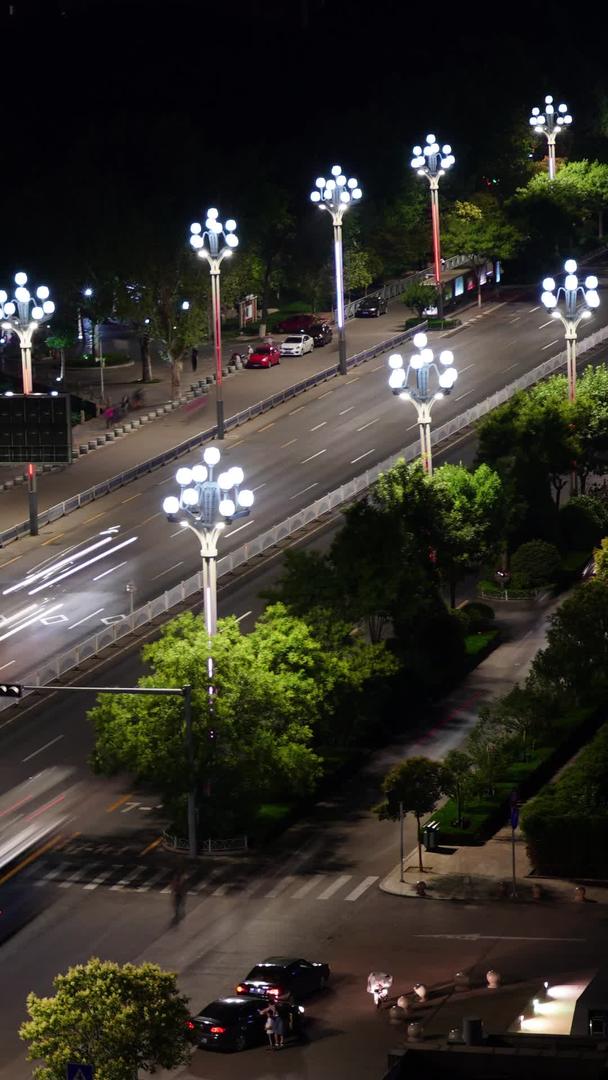 晚上城市交通流量延迟拍摄视频的预览图