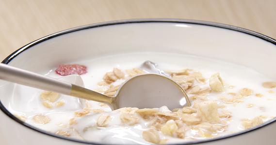 使用汤匙舀一勺早餐酸奶视频的预览图