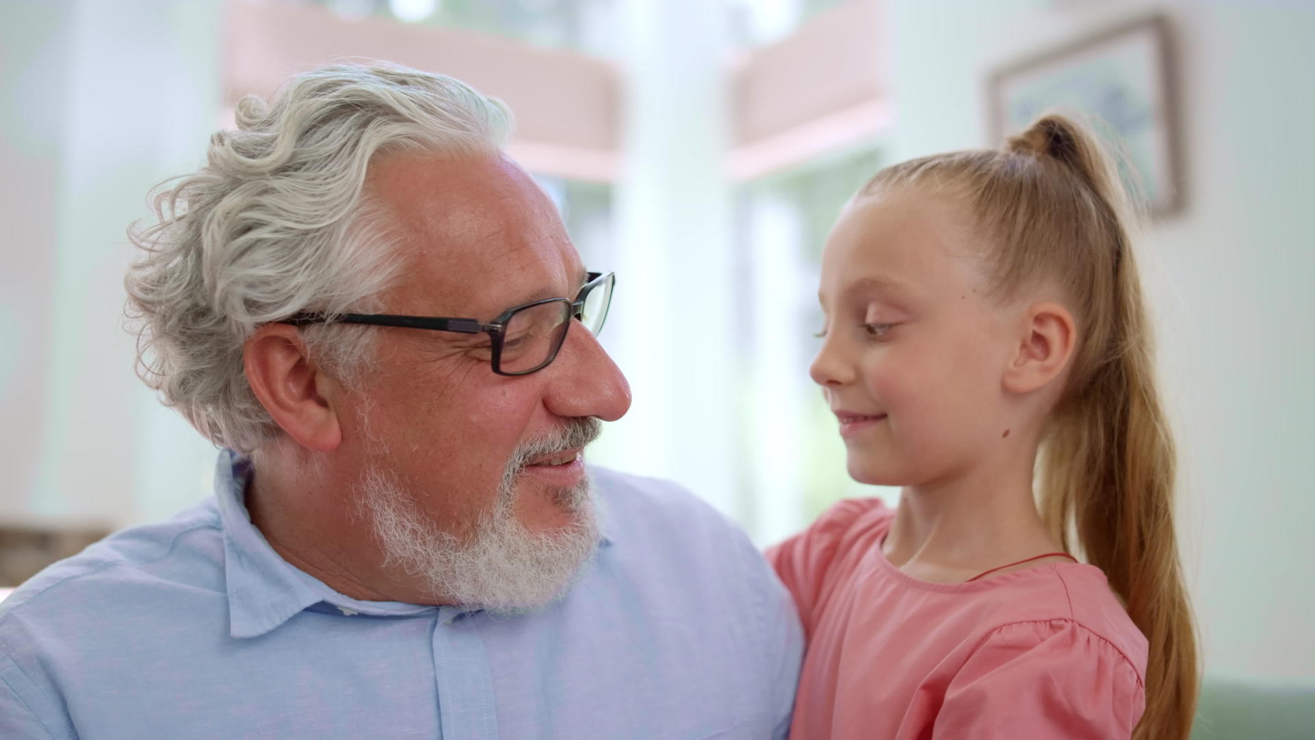 微笑的祖父看着他的孙女视频的预览图