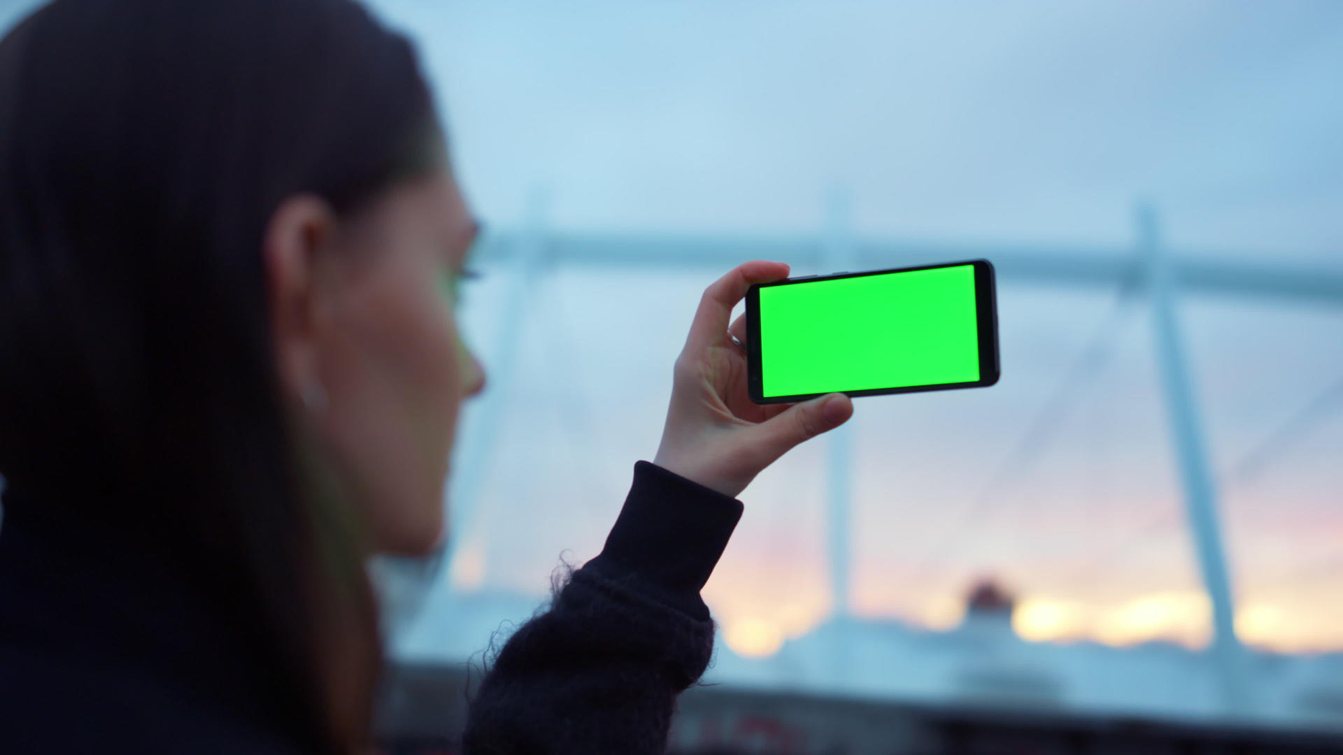 女孩用绿色屏幕在手机上拍照视频的预览图