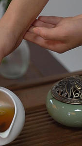 4k升格茶艺师倒红茶特写视频的预览图