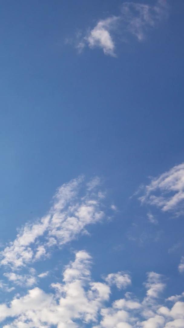 蓝天白云在炎热的阳光下视频的预览图