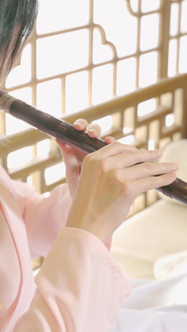 女人演奏竹笛民乐背影视频的预览图