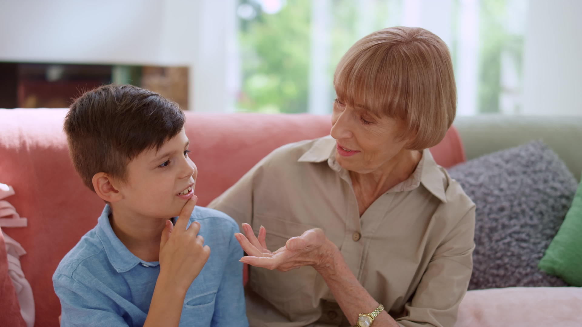 祖母和好奇的男孩在聊天视频的预览图