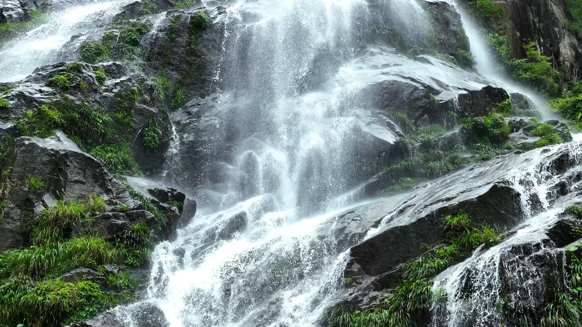 慢慢的镜头升格航拍瀑布溪流水花4k素材视频的预览图