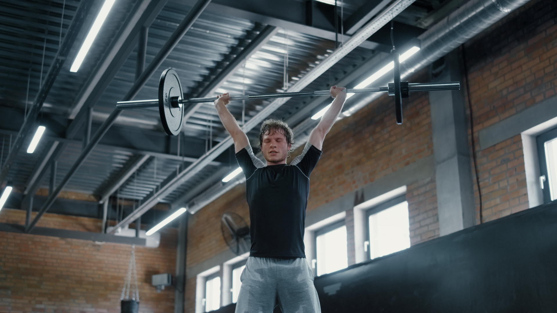 运动拳击手在健身中心举起哑铃视频的预览图