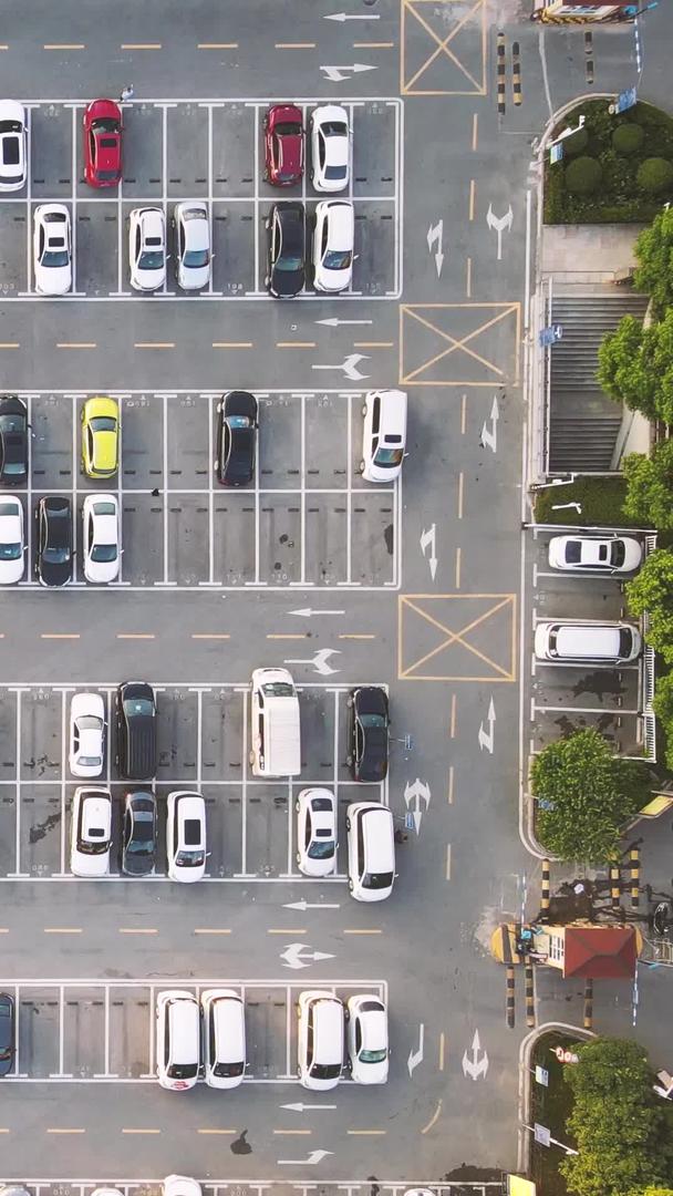 航空城市交通商务酒店地面停车场材料视频的预览图