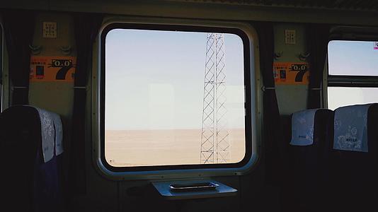4K行驶在大西北戈壁的古老火车和窗外风光视频的预览图