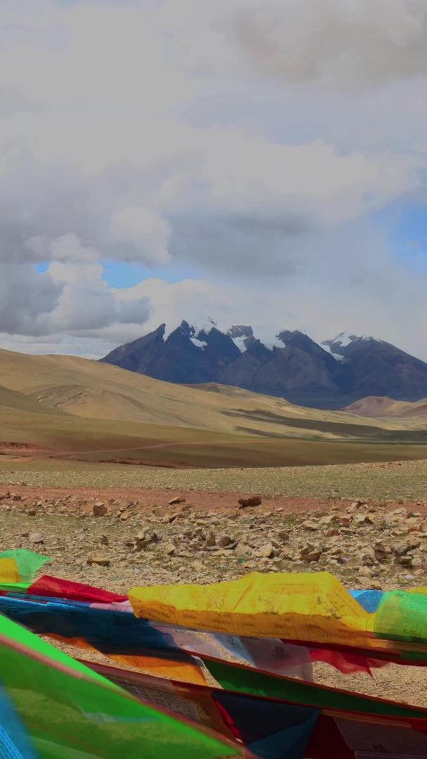 雪山西藏的蓝天白云自然风光延时视频视频的预览图