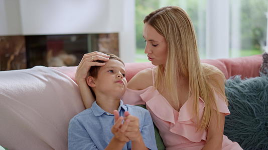 男孩在家和母亲聊天视频的预览图